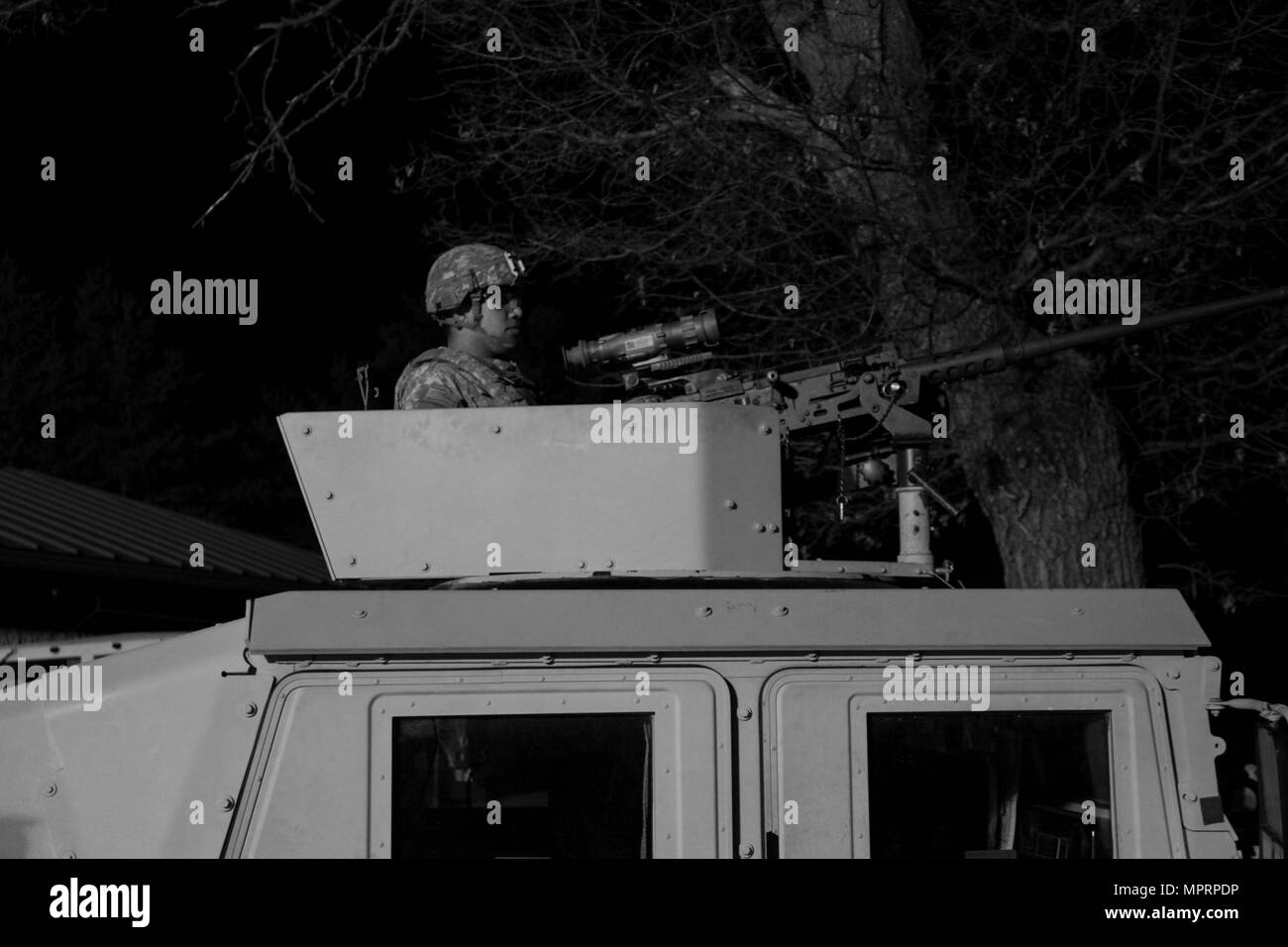 Un soldat de réserve de l'armée américaine avec 325e compagnie d'opérations psychologiques (Airborne), de l'armée américaine des affaires civiles et de la commande d'opération psychologique, se prépare pour la nuit de base au cours de l'opération tir réel à l'acier froid Fort McCoy, au Wisconsin, le 11 avril 2017. L'acier froid fonctionnement est l'armée américaine Réserver's armes collectives qualification et validation afin de s'assurer que les unités de réserve de l'Armée de l'Amérique et les soldats sont formés et prêts à se déployer à court préavis et porter prêt au combat et la puissance de feu meurtrière à l'appui de l'armée et nos partenaires n'importe où dans le monde. Banque D'Images