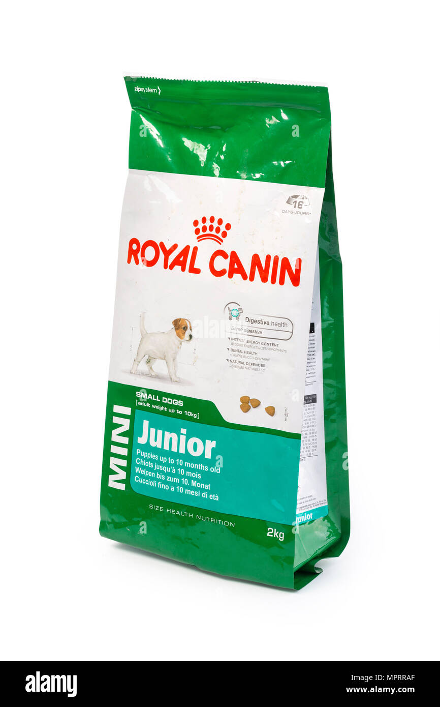 CHISINAU, Moldavie- Aprili 21, 2018 : 2 kg de Royal Canin Nourriture pour chien junior sur un fond blanc avec clipping path Banque D'Images