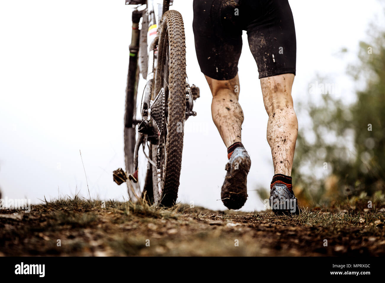 Retour à l'athlète cycliste vtt sales climb uphill Banque D'Images