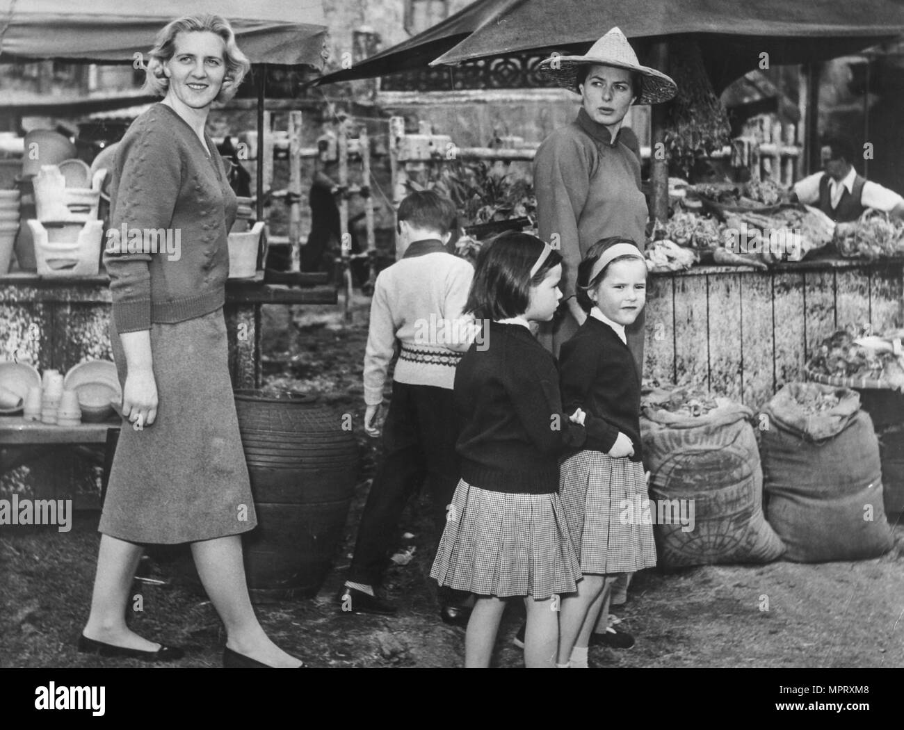 Ingrid Bergman avec fils robertino et ses filles Isabelle et isotta, la nounou gerarde guillaume, 1958 Banque D'Images Ingrid Bergman avec fils robertino et ses filles Isabelle et isotta, la nounou gerarde guillaume, 1958 Banque D'Images
