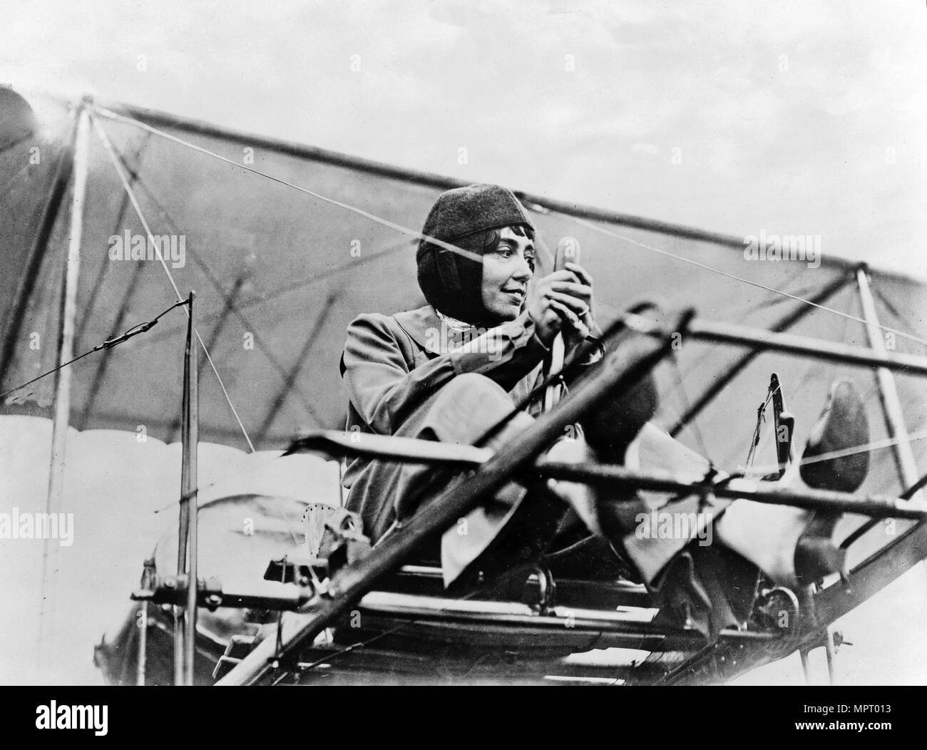 Hélène Dutrieu aux commandes de son avion, c.1911. Banque D'Images