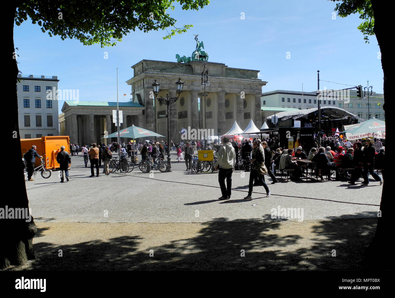 Berlin, Allemagne, vue générale, GV. 24 mai, réunion à la porte de Brandebourg, les drapeaux de la SPD. Parti social-démocrate d'Allemagne et la Confédération syndicale allemande. Porte de Brandebourg pour le premier mai 2011. Samedi 01/05/2011 [crédit obligatoire ; Peter Spurrier.] Banque D'Images