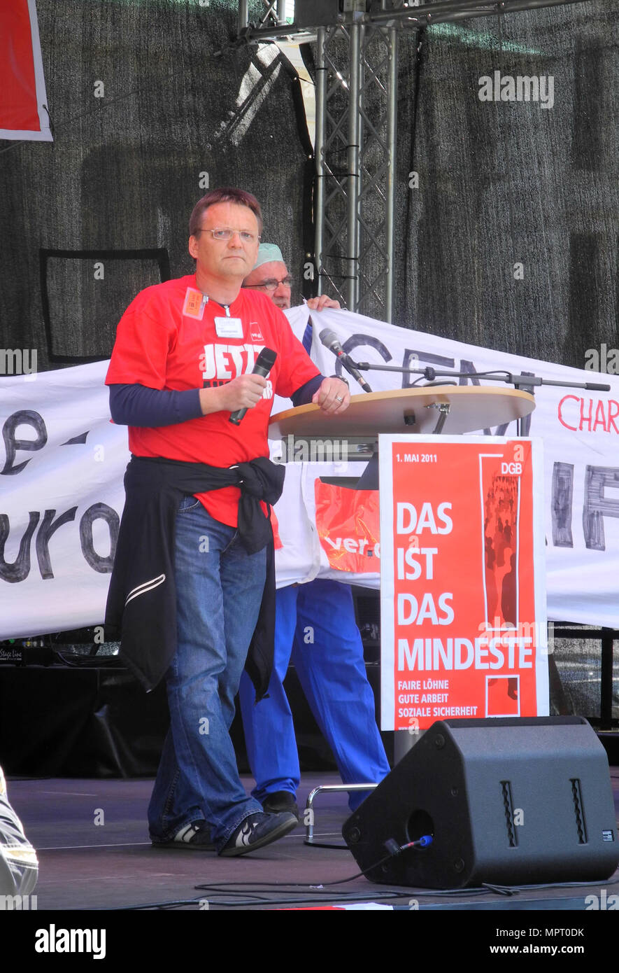 Berlin, Allemagne. Vue générale, GV. 24 mai, réunion à la porte de Brandebourg, les drapeaux de la SPD. Parti social-démocrate d'Allemagne et la Confédération syndicale allemande. Porte de Brandebourg pour le premier mai 2011. Samedi 01/05/2011 [crédit obligatoire ; Peter Spurrier.] Banque D'Images