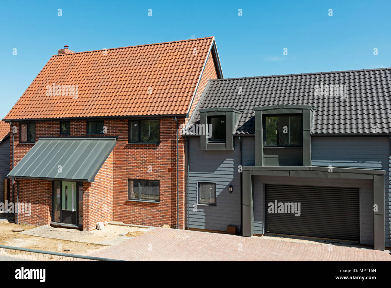 Les maisons construites récemment construit sur un champ brun site, Ufford, Suffolk, UK. Banque D'Images