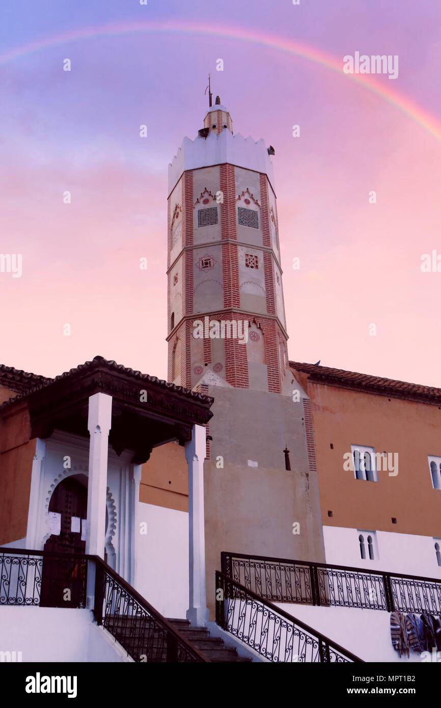 Grande mosquée de Chefchaouen, avec rainbow en arrière-plan, au Maroc Banque D'Images