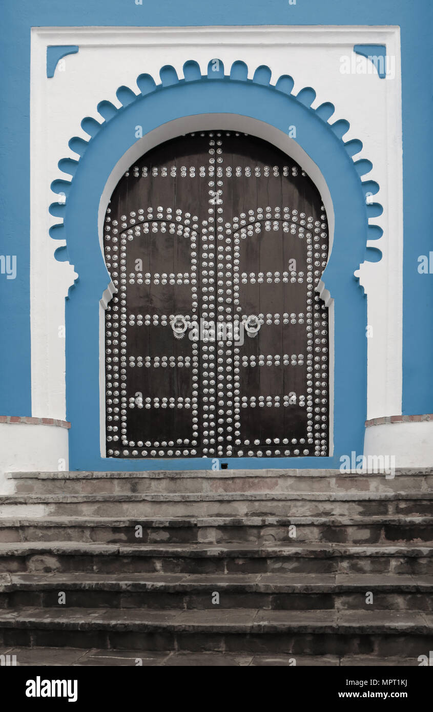 Beaux et typiques de la porte de bois avec des clous à partir de la ville de Chaouen, Maroc Banque D'Images