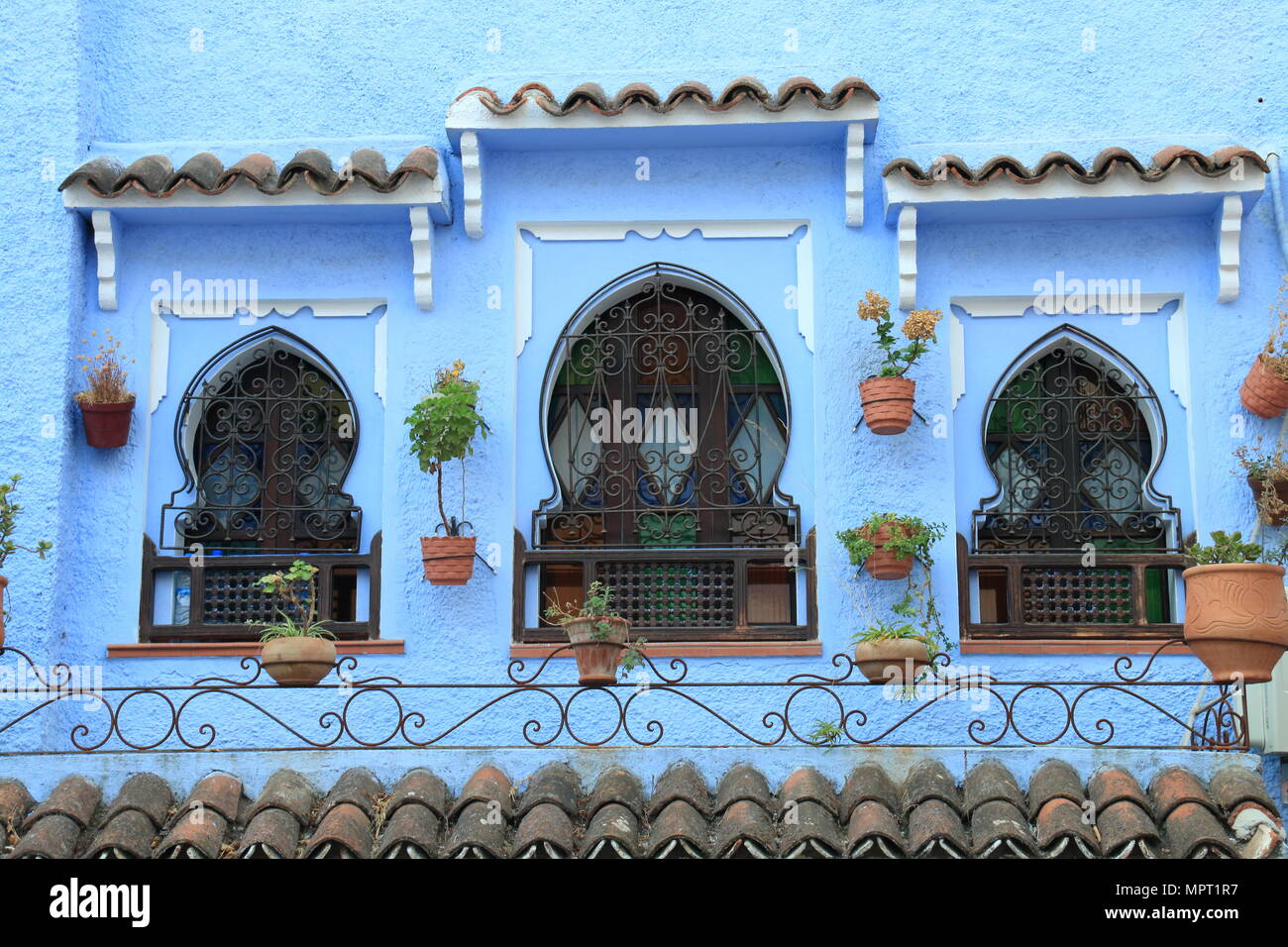 Les fenêtres de style arabe traditionnel décoré avec des pots de Chaouen, Maroc Banque D'Images