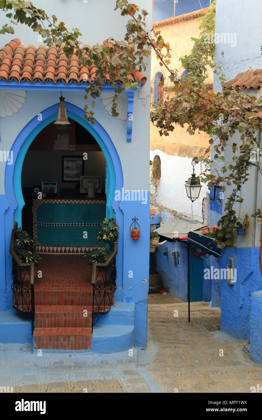 Belle rue de la Médina de Chefchaouen, Maroc Banque D'Images