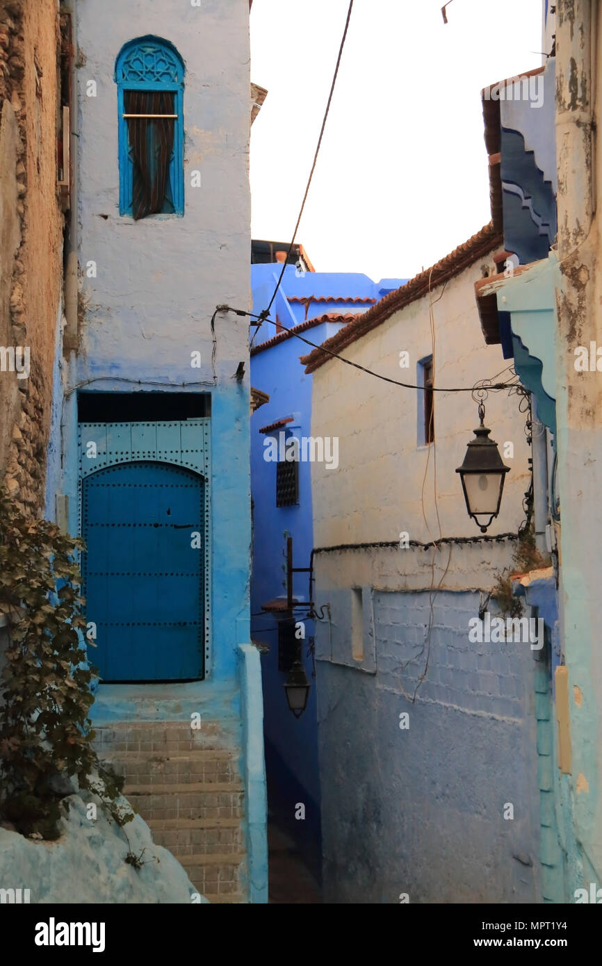 Belle rue de la Médina de Chefchaouen, Maroc Banque D'Images