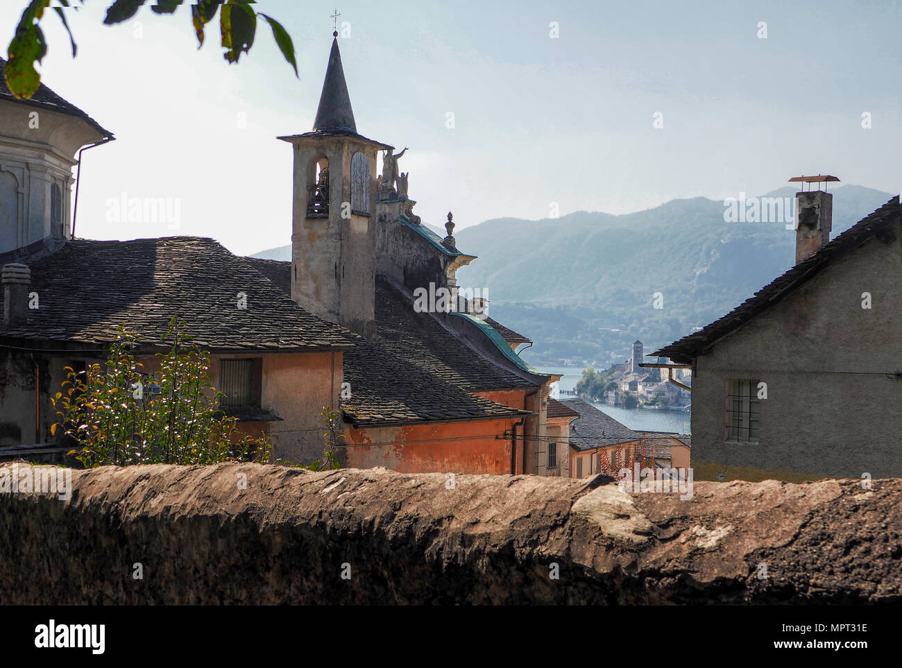 Les toits couverts de gnees d'Orta, dans l'arrière-plan le lac avec l'île de San Giulio, Italie. L'Unesco Banque D'Images
