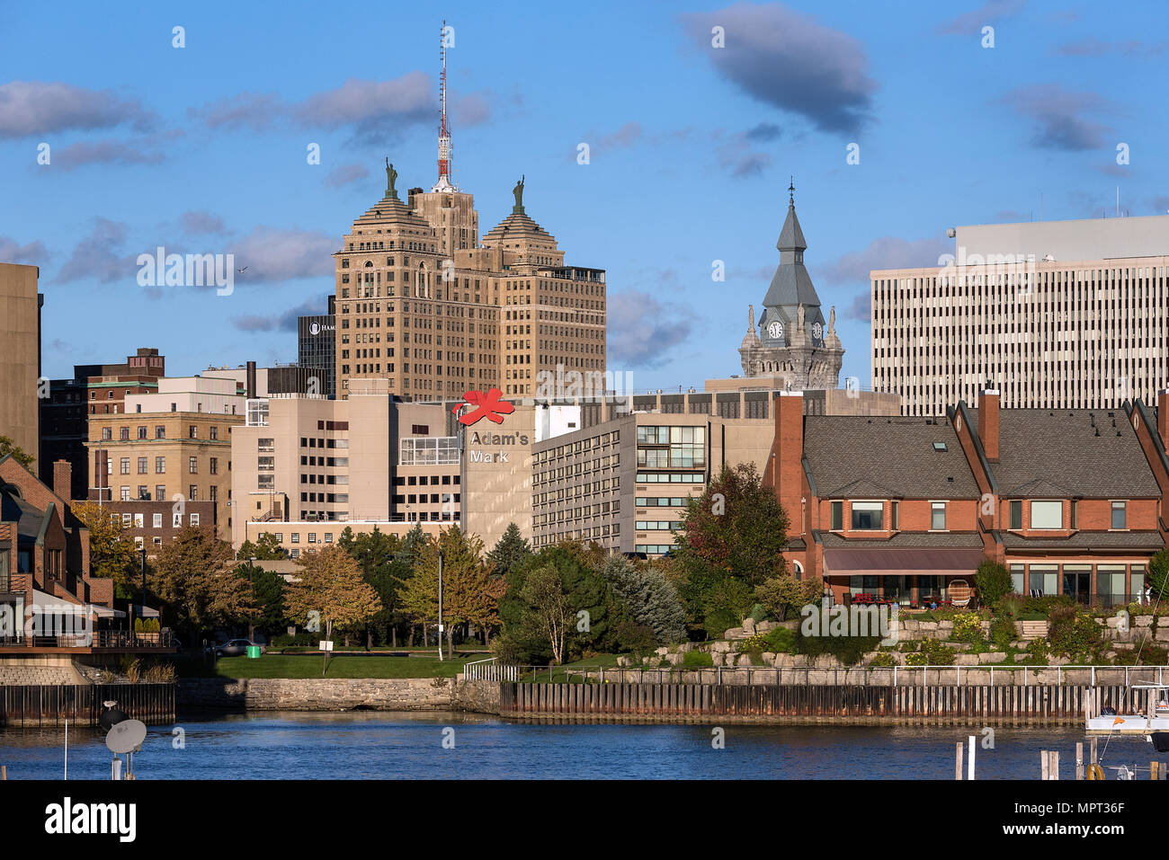 Marina Park du bassin et sur les toits de la ville, Buffalo, New York, USA. Banque D'Images