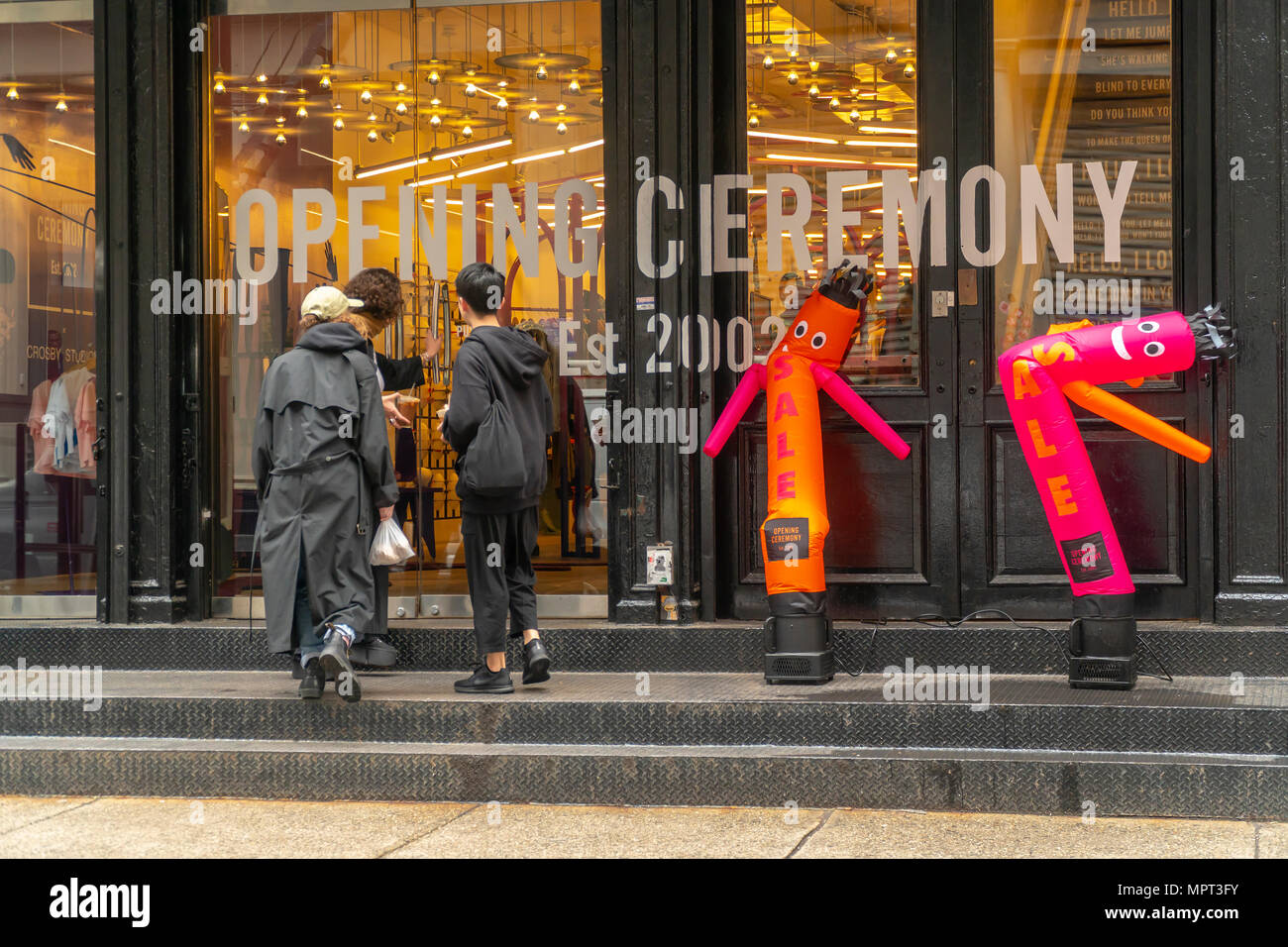 Cérémonie d ouverture magasin de vêtements sur Howard Street, juste au nord de Canal Street, à New York, le jeudi 17 mai 2018. En dépit de l'omniprésence des commerçants vendant des produits contrefaits et schlock le territoire autour de Canal Street est signalé à être l'objet d'une sorte d'embourgeoisement que quelques détaillants haut de gamme d'emménager. Howard Street, à l'extrémité sud de Soho a eu un certain nombre de boutiques peuplant son patrimoine immobilier des années.(© Richard B. Levine) Banque D'Images