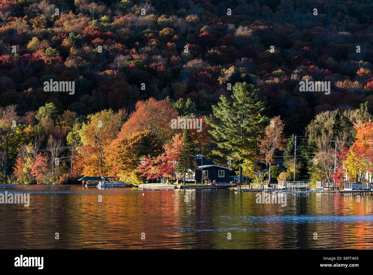 Automne chalet sur le lac, Caroga Caroga, Fulton County, New York, USA. Banque D'Images