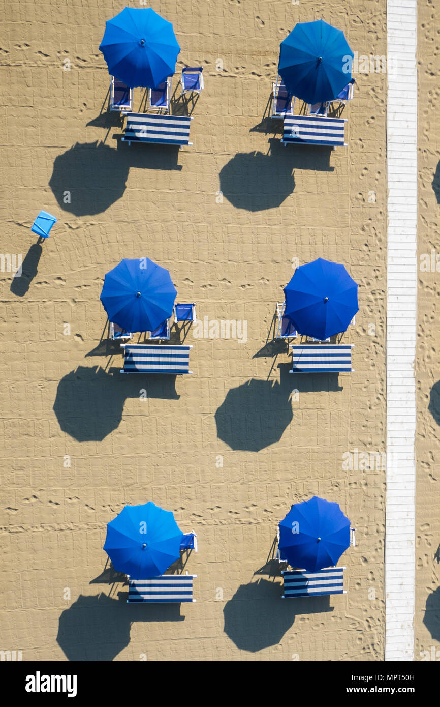 Vue à vol d'oiseau de parapluie de couleur dans une plage en Italie, Toscane, Viareggio Banque D'Images