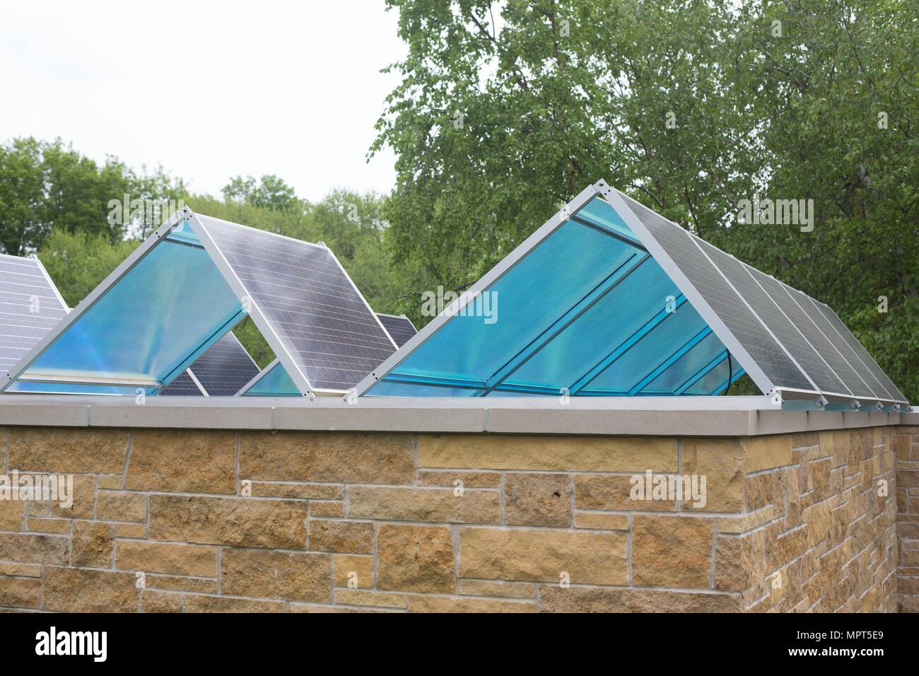 Des panneaux solaires sur un toit, au Musée Bakken à Minneapolis, Minnesota, USA. Banque D'Images