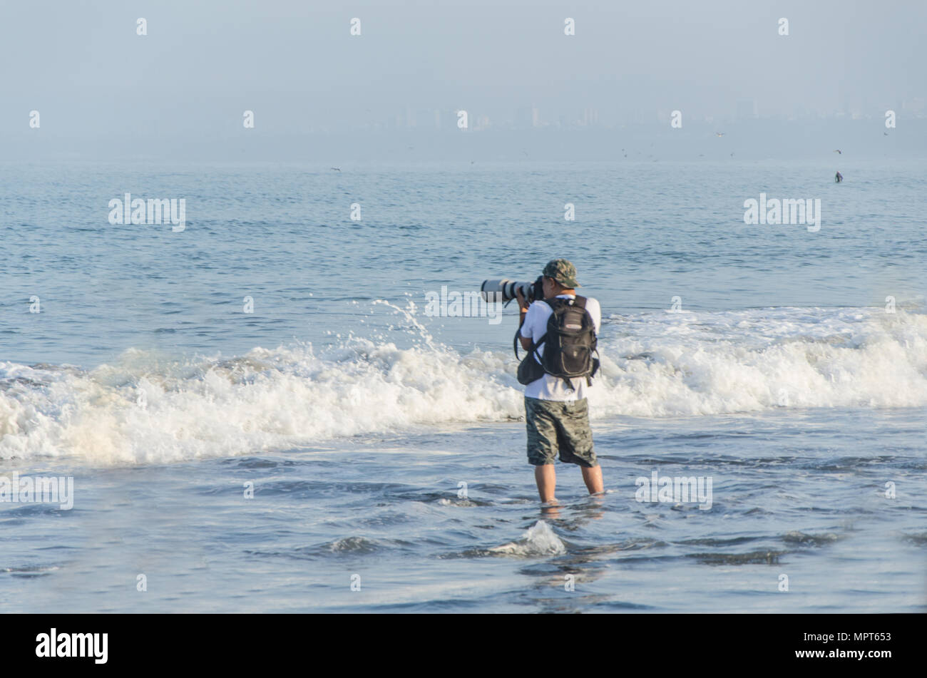 Le jeune photographe avec son appareil photo professionnel prise de photos de bateaux dans la mer, l'arrière-plan pour des vacances marines et de vacances travel concept Banque D'Images