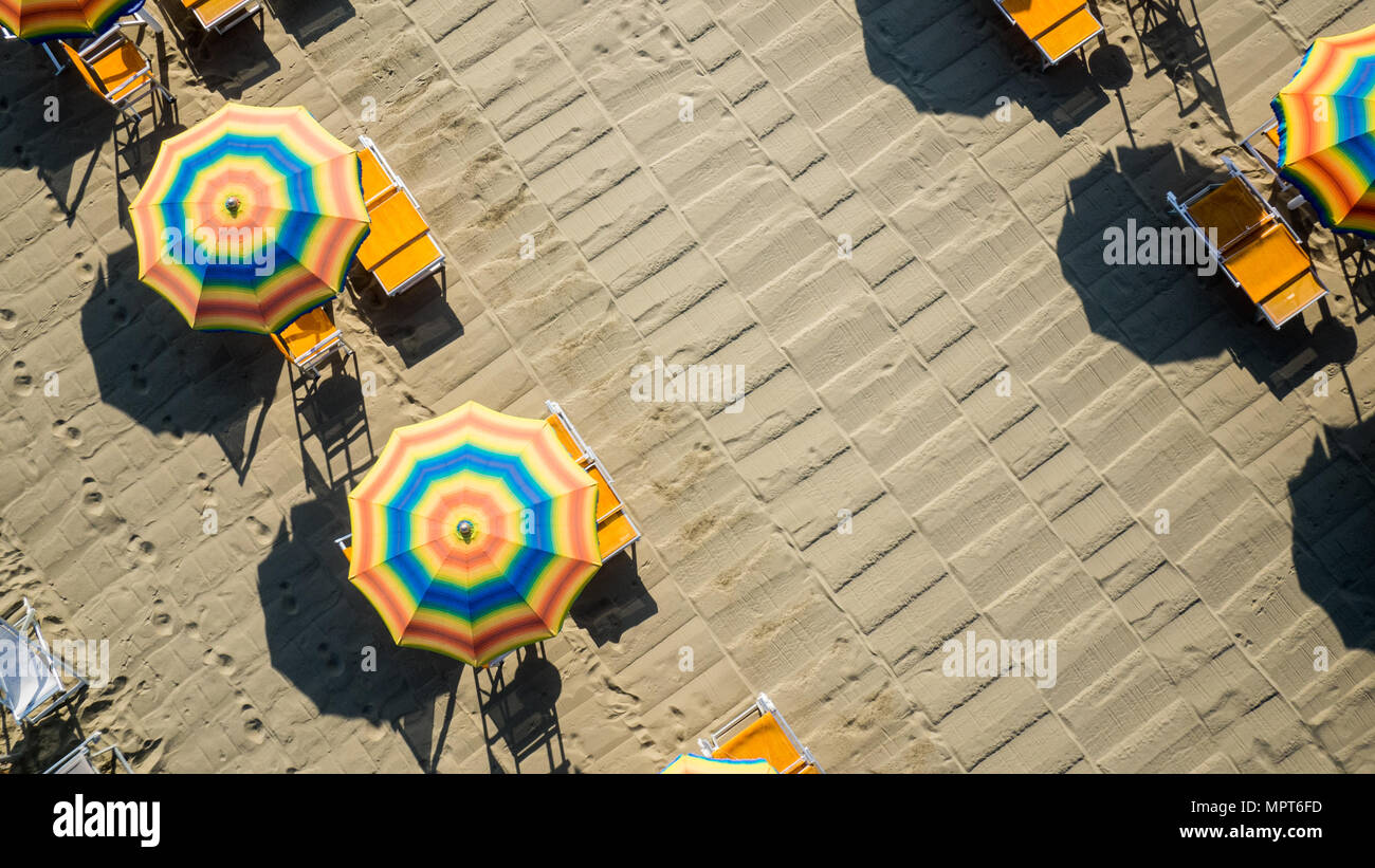 Vue à vol d'oiseau de parapluie de couleur dans une plage en Italie, Toscane, Viareggio Banque D'Images