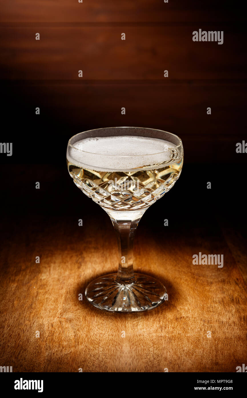 Pleins feux sur un cristal de verre de Champagne, tourné sur une table en  bois ancien Photo Stock - Alamy