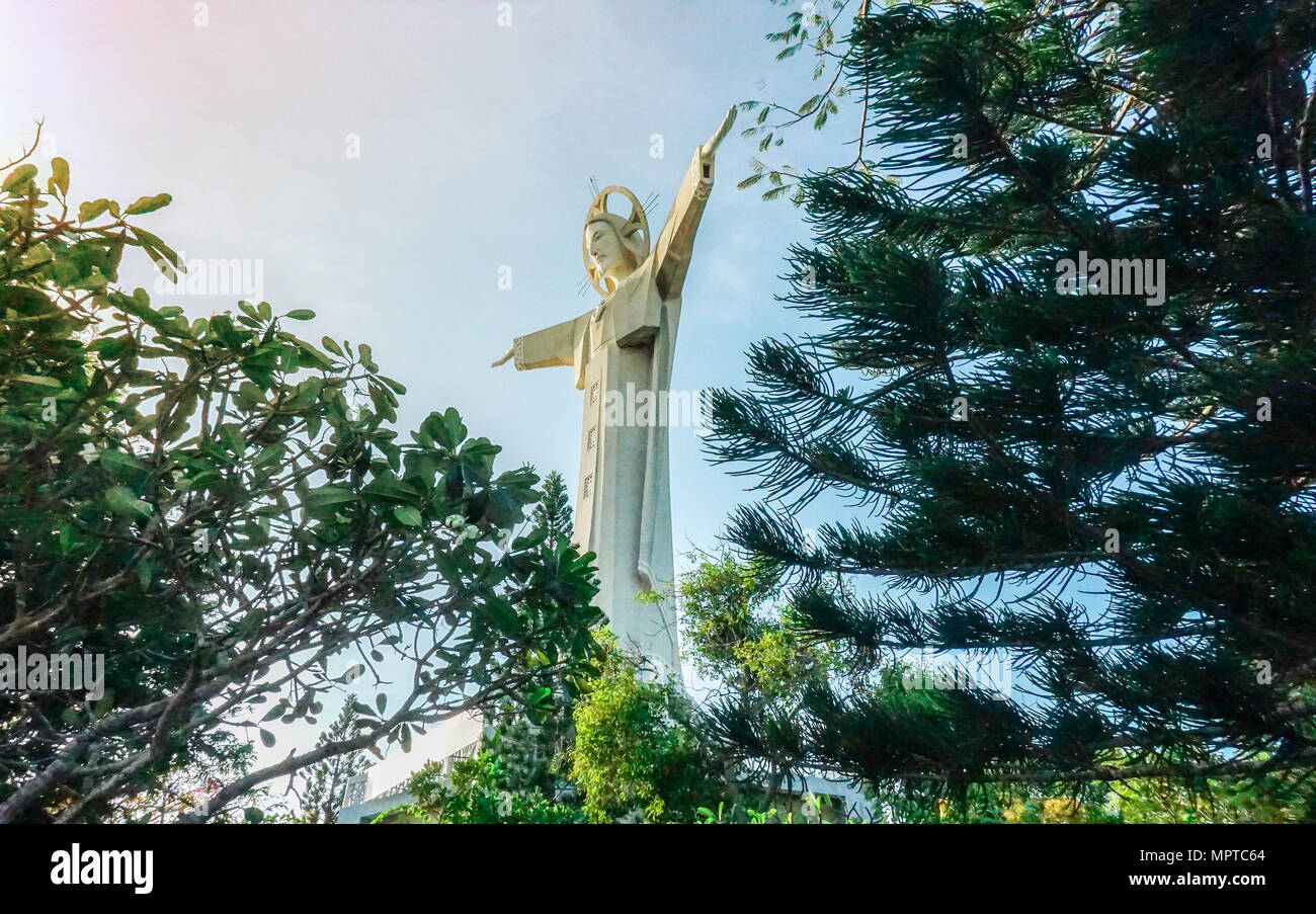 Statue de Jésus Christ avec des rayons du soleil, se tenait sur la Montagne de la NHO à Vung Tau, Vietnam, le plus populaire lieu local Banque D'Images