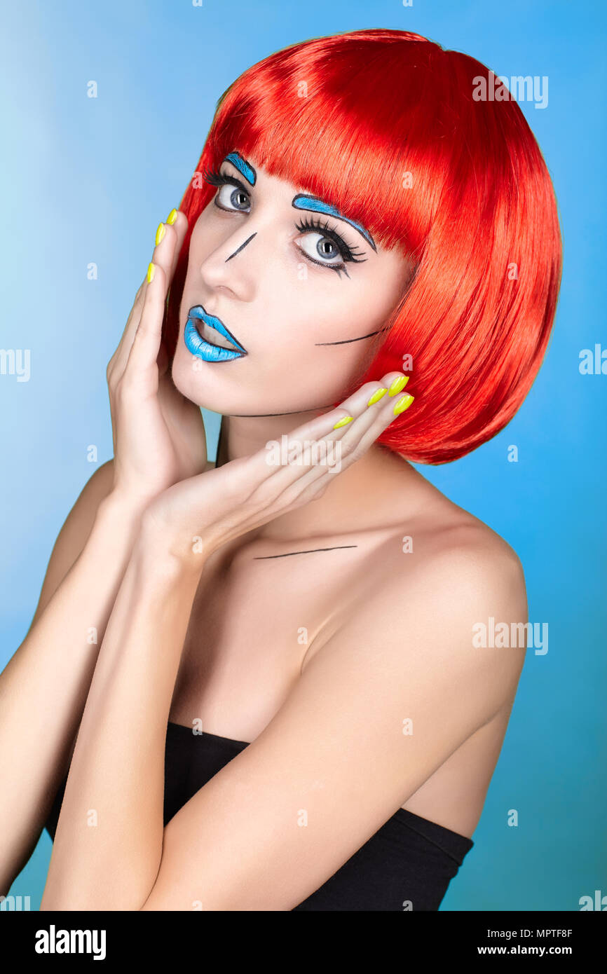Portrait de jeune femme en comic pop art style de maquillage. Perruque femme en rouge sur fond bleu Banque D'Images