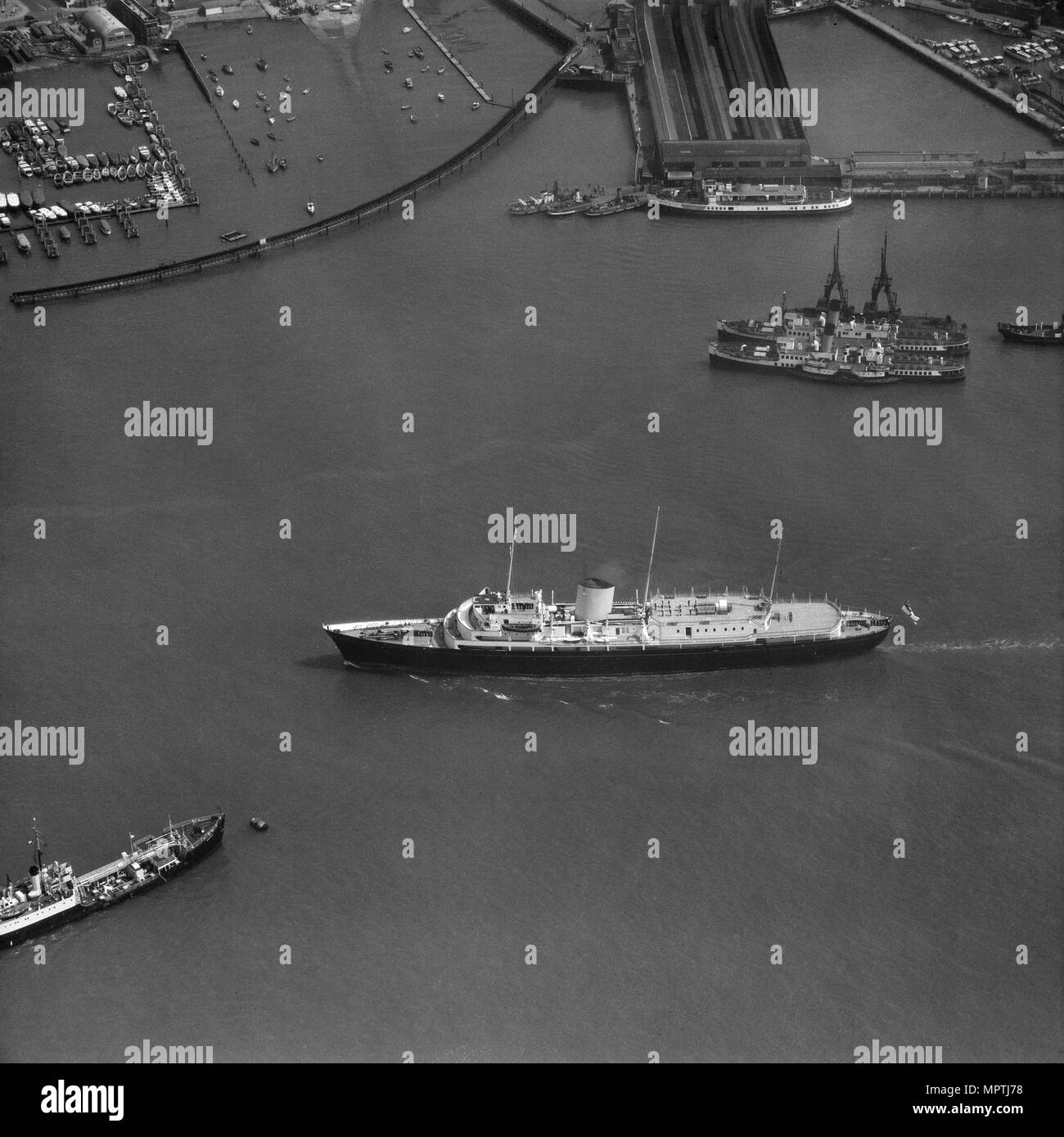 Le Royal Yacht "Britannia" dans le port de Portsmouth, Hampshire, 1959. Artiste : Langridge. Banque D'Images