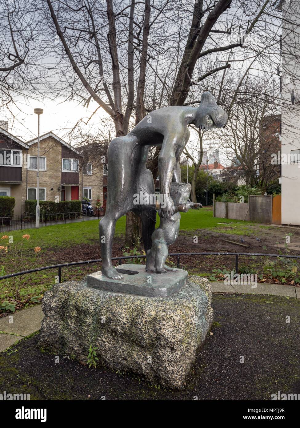 "La leçon", sculpture de Franta Belsky, Bethnal Green, Londres, 2015. Artiste : Chris Redgrave. Banque D'Images