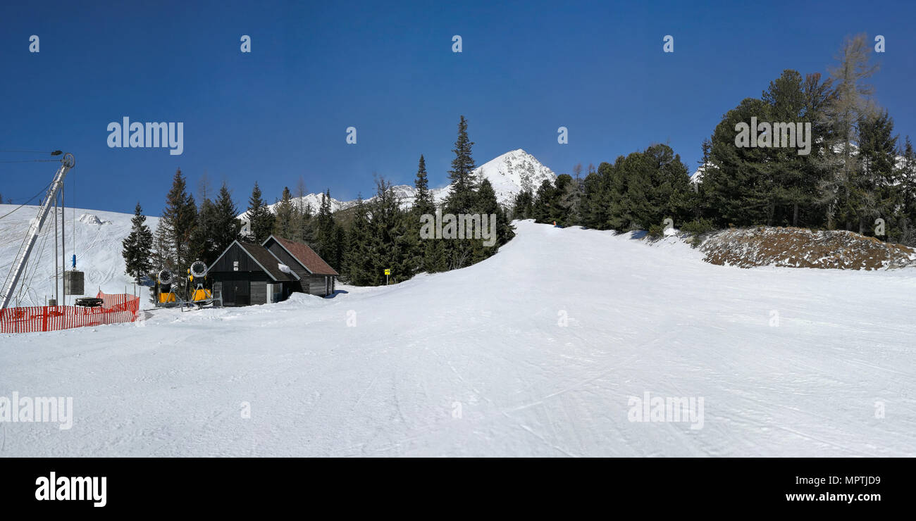 Piste rouge vide sur Strbske Pleso, Solisko ski resort, tourné sur ski Pâques, jour de printemps ensoleillé sans nuages dans le ciel bleu profond. Vysoke Tatry, Slovaquie Banque D'Images