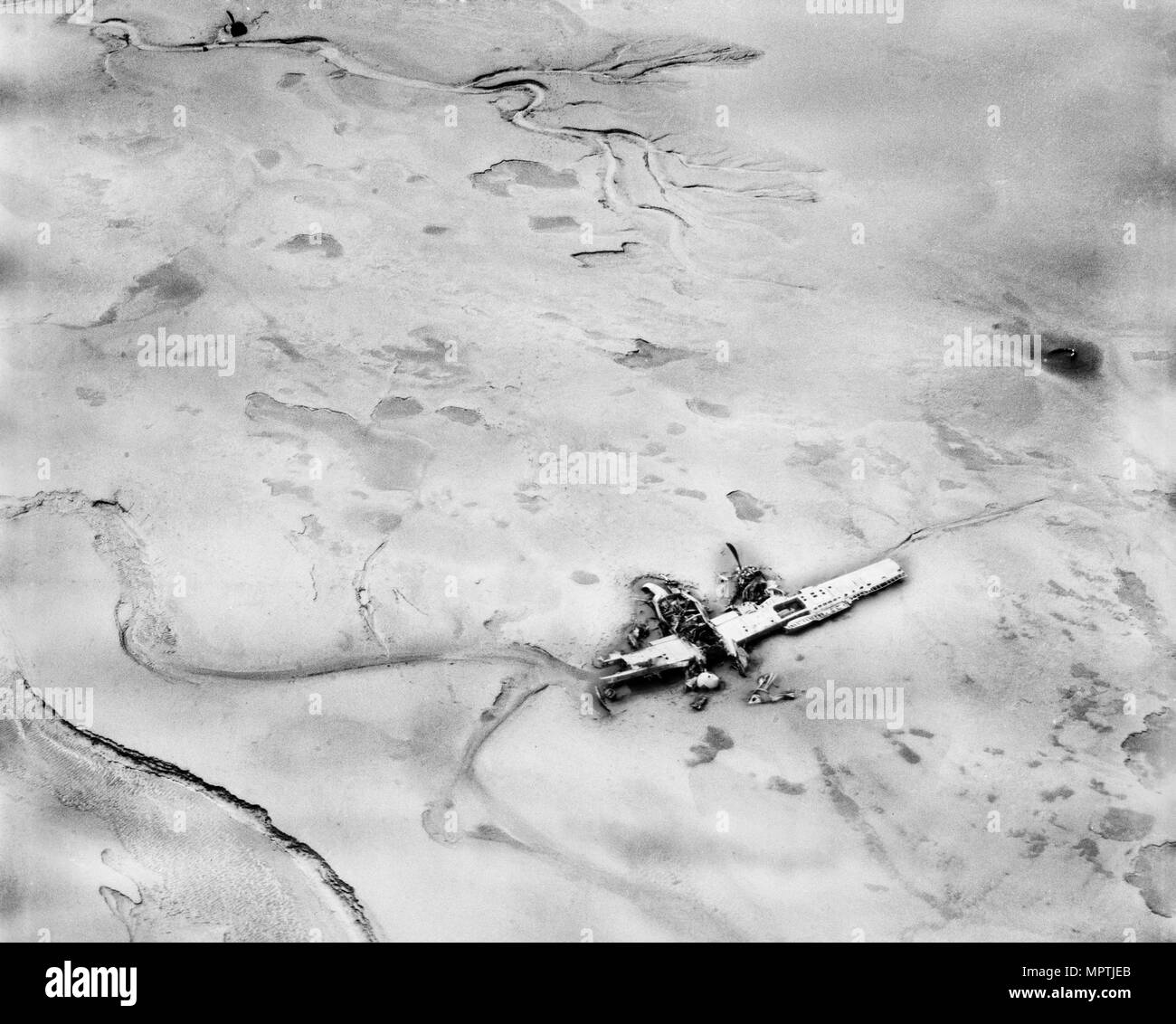 Épave d'un Douglas A-26B Invader bombardier léger à Warton Bank, Lancashire, 1948. Artiste : Aerofilms. Banque D'Images