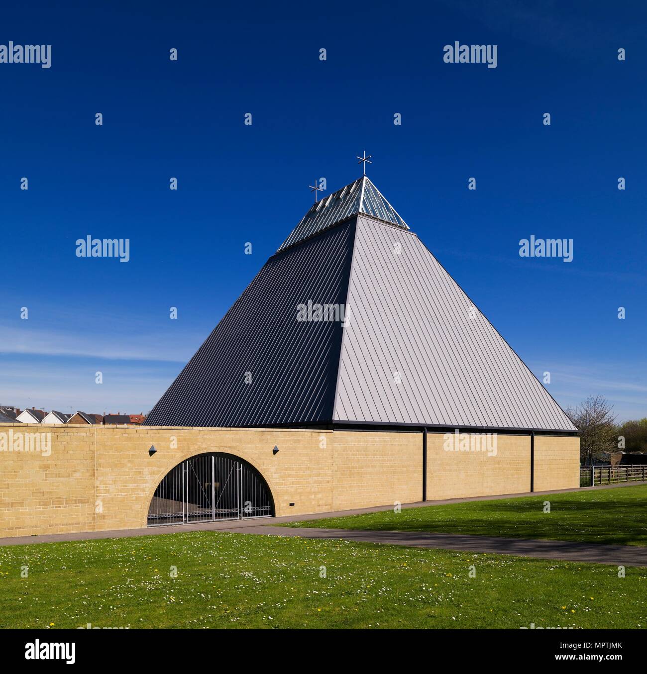 Eglise de saint Bède, Popley Way, Basingstoke, Hampshire, 2011. Artiste : James O Davies. Banque D'Images