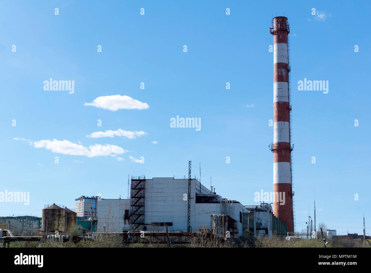 Bâtiment délabré de la boutique et la cheminée de la centrale thermique lorsque également conçu pour produire l'énergie thermique pour le chauffage urbain Banque D'Images