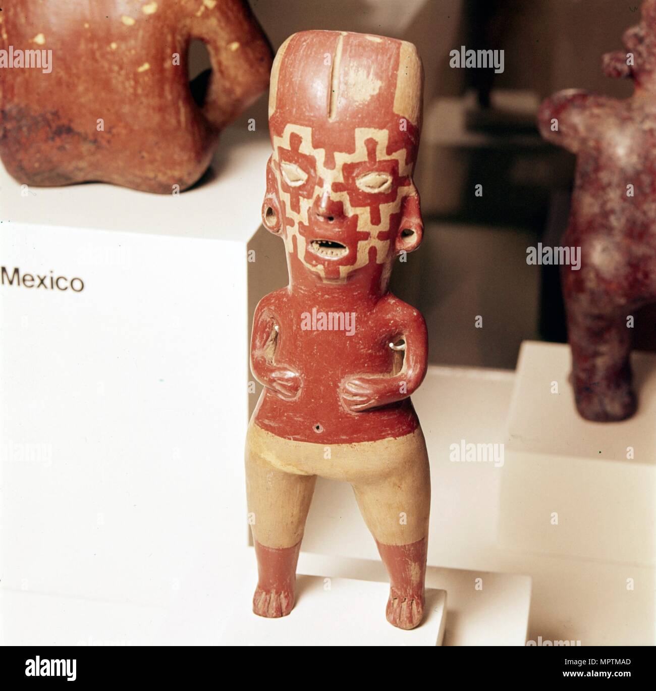 La figure de la poterie de femme debout, visage peint avec motif de frette, Guanajuato, Mexique, 2000BC-300. Artiste : Inconnu. Banque D'Images
