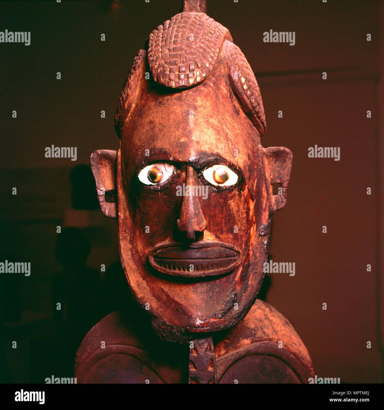 Figure en bois à partir de la nouvelle Irlande, Mélanésie. Artiste : Inconnu. Banque D'Images