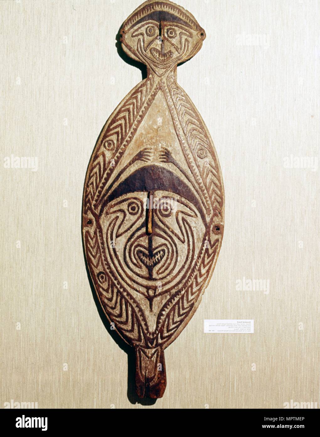 Conseil ancestral, bois sculpté avec deux visages humains. Artiste : Inconnu. Banque D'Images