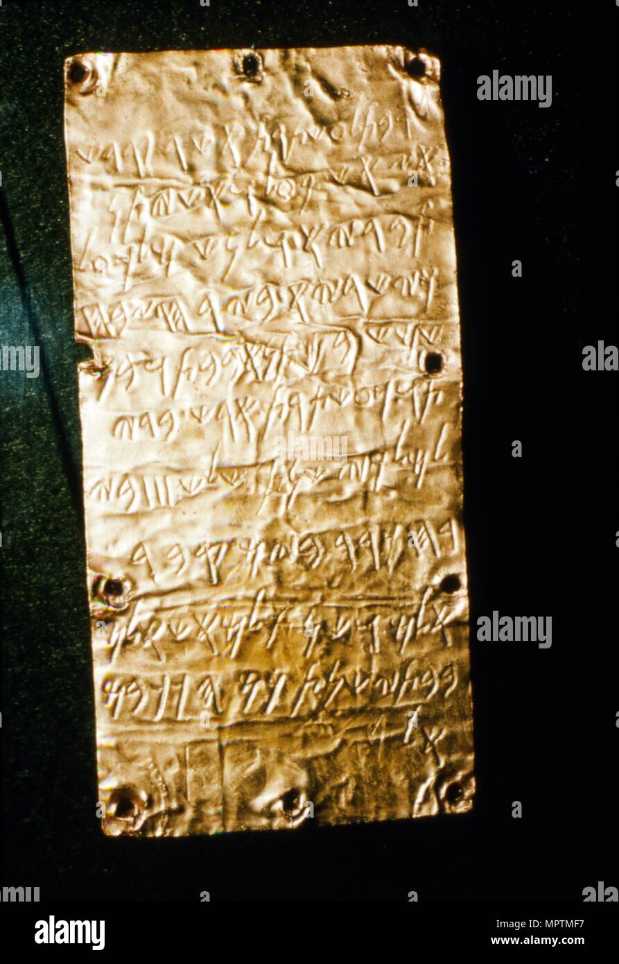 Script étrusque sur la feuille d'or de la Villa Giulia, Rome, fin 6e siècle avant J.-C.- au début du 5e siècle avant J.-C.. Artiste : Inconnu. Banque D'Images