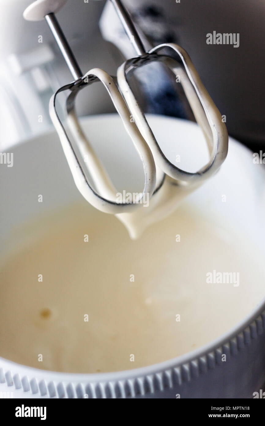 Fabrication d'une crème pour des gâteaux faits maison sur un mixer Banque D'Images