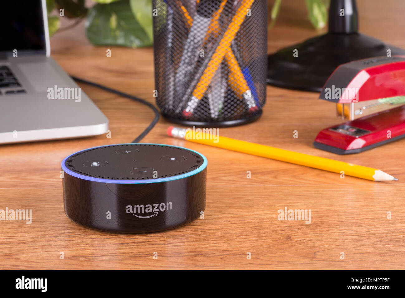 Amazon echo point, une commande vocale mains libres se connecte à l'Alexa le service de voix sur un bureau en bois Banque D'Images