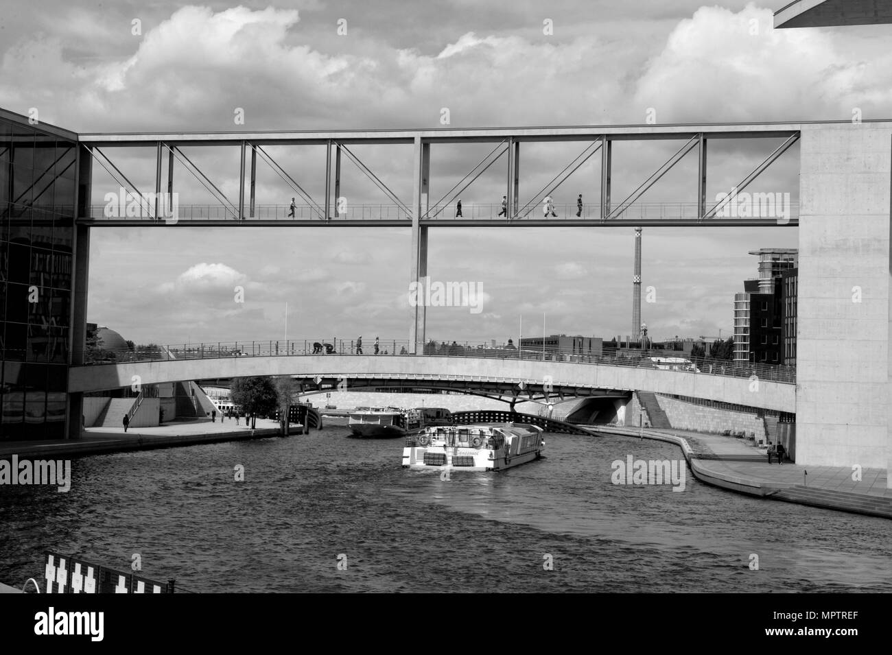 Berlin, Allemagne, vue générale, la Spree, passerelle, rejoint le nouveau bureau du gouvernement fédéral allemand, avec les piétons qui traversent, © Peter SPURRIER, Banque D'Images