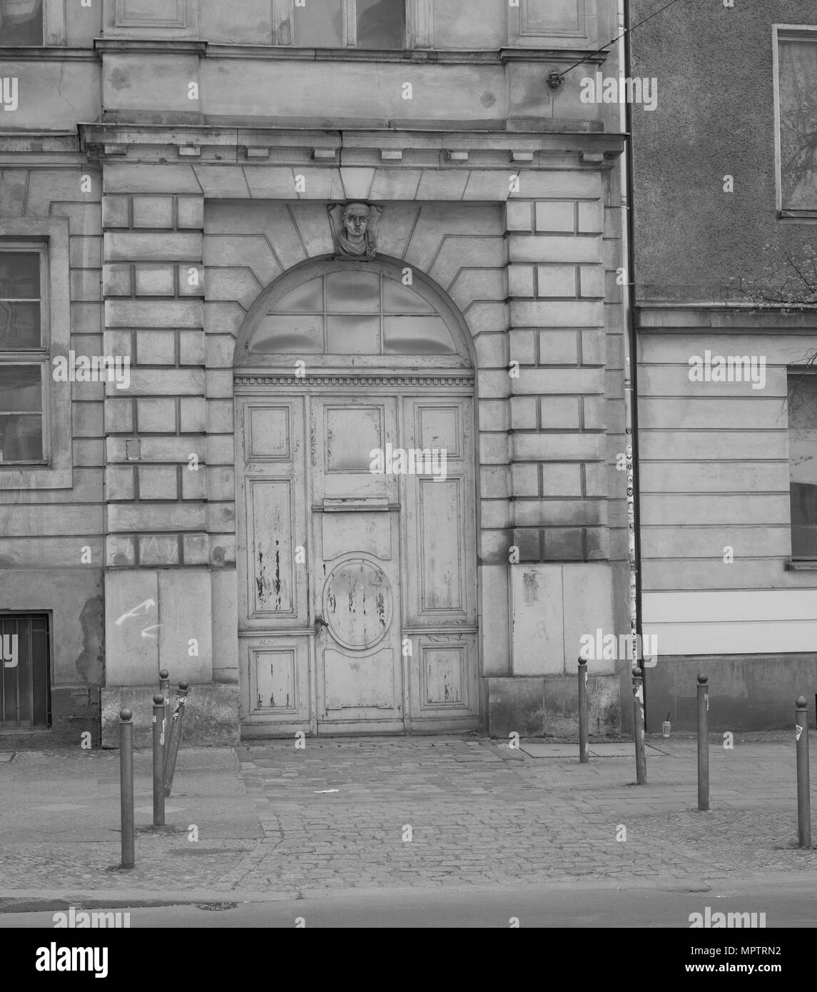 Berlin Allemagne Grande Entrée d'un bâtiment désaffecté sur l'Oranienburger Str. Berlin-Mitte. Mardi 20/04/2010 © Peter SPURRIER Banque D'Images