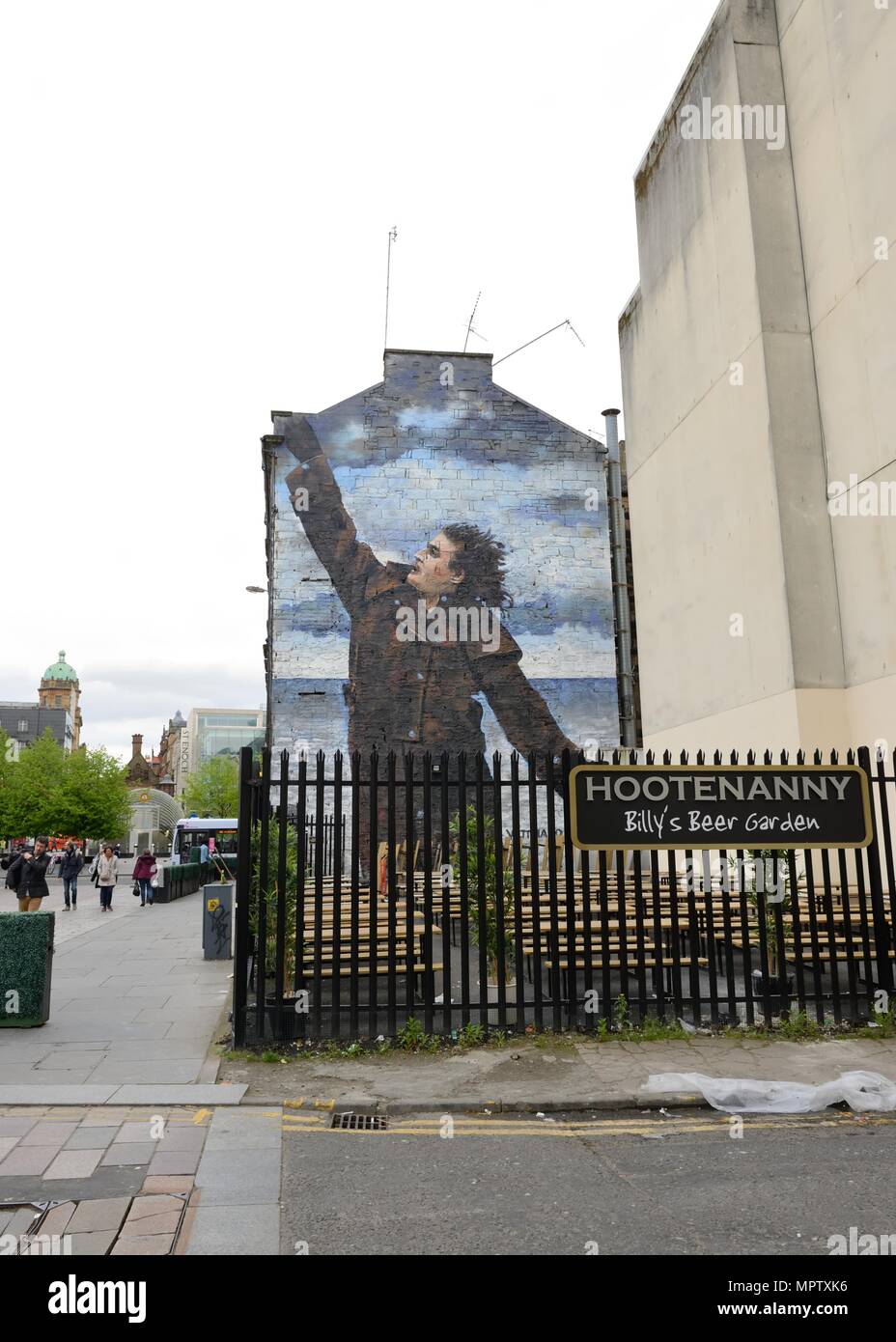 Un immeuble de pignon de Jack Vettriano peinture par le comédien écossais Billy Connolly au-dessus du Hootenanny beer garden, Glasgow, Écosse, Royaume-Uni Banque D'Images