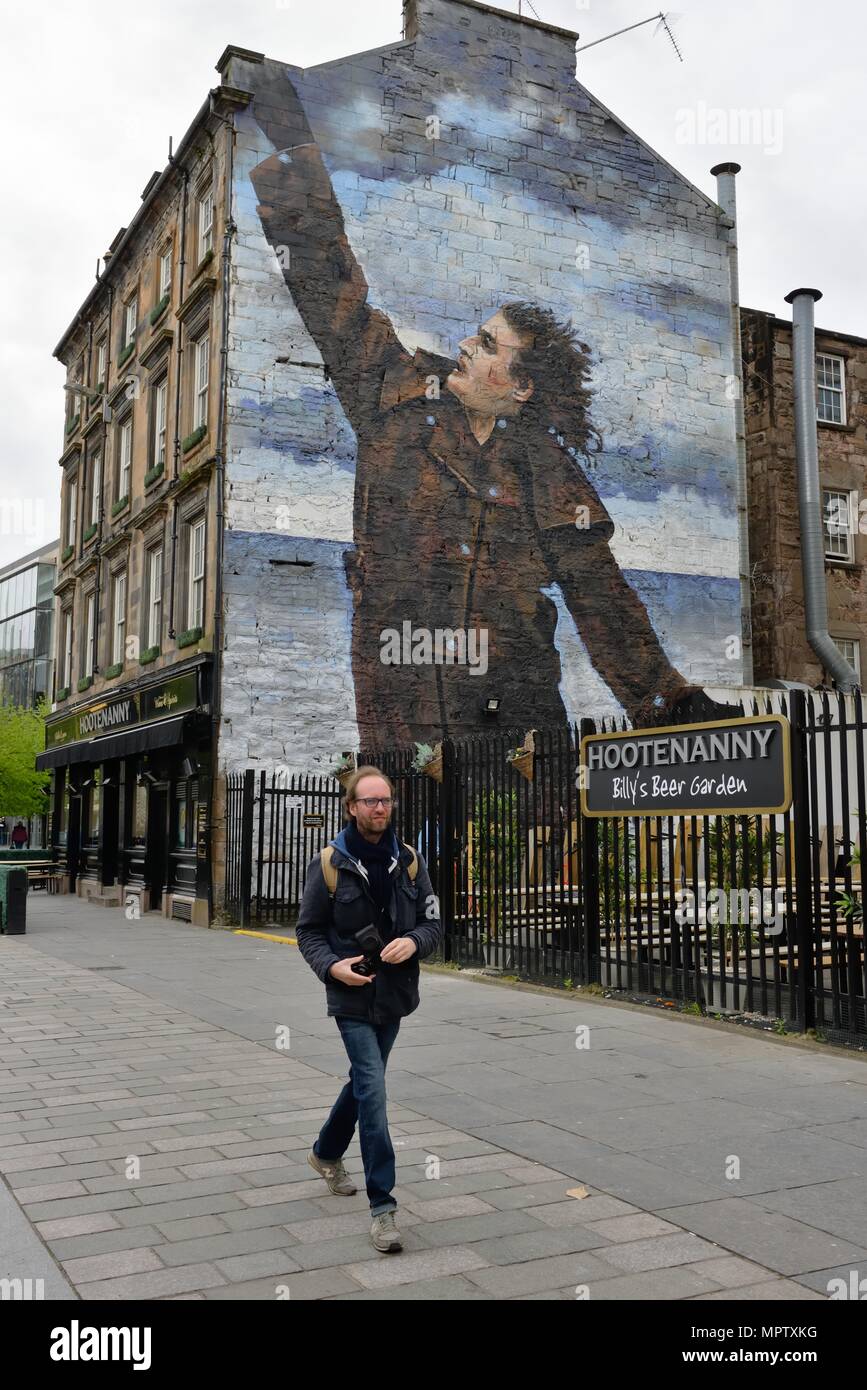 Un immeuble de pignon de Jack Vettriano peinture par le comédien écossais Billy Connolly au-dessus du Hootenanny beer garden, Glasgow, Écosse, Royaume-Uni Banque D'Images