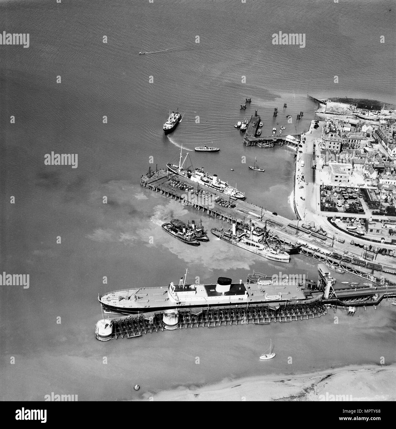 Trinity Pier et de la gare, quai du traversier de Harwich, Essex, 1952. Artiste : Aerofilms. Banque D'Images