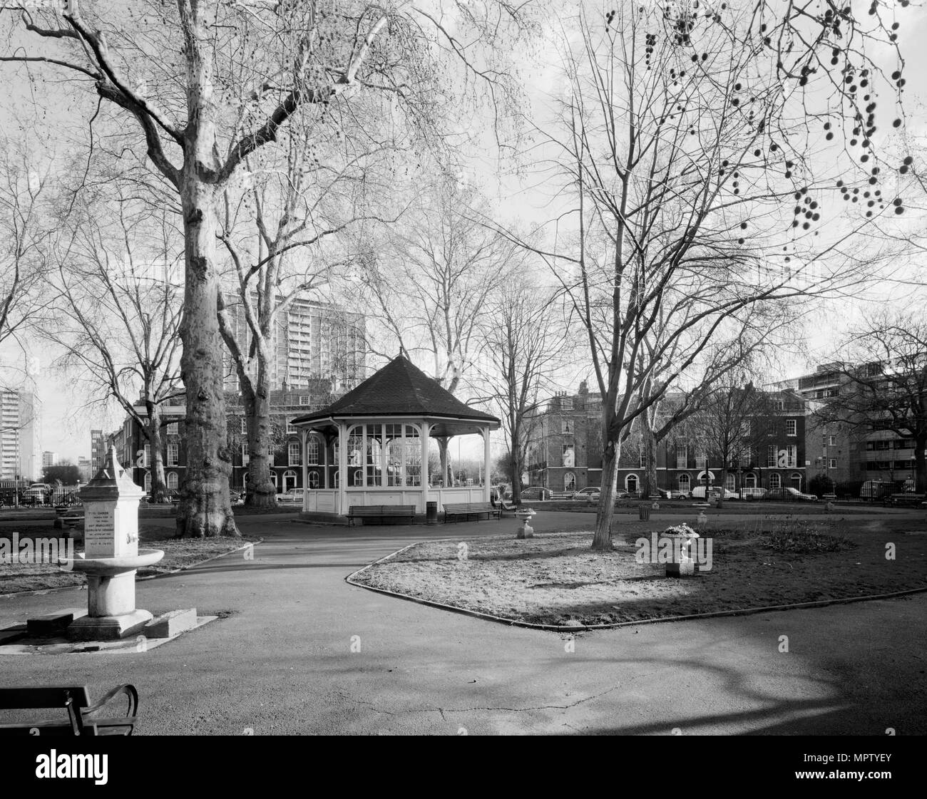 Northampton Square Garden, Islington, Londres, 1997. Artiste : Sid Barker. Banque D'Images
