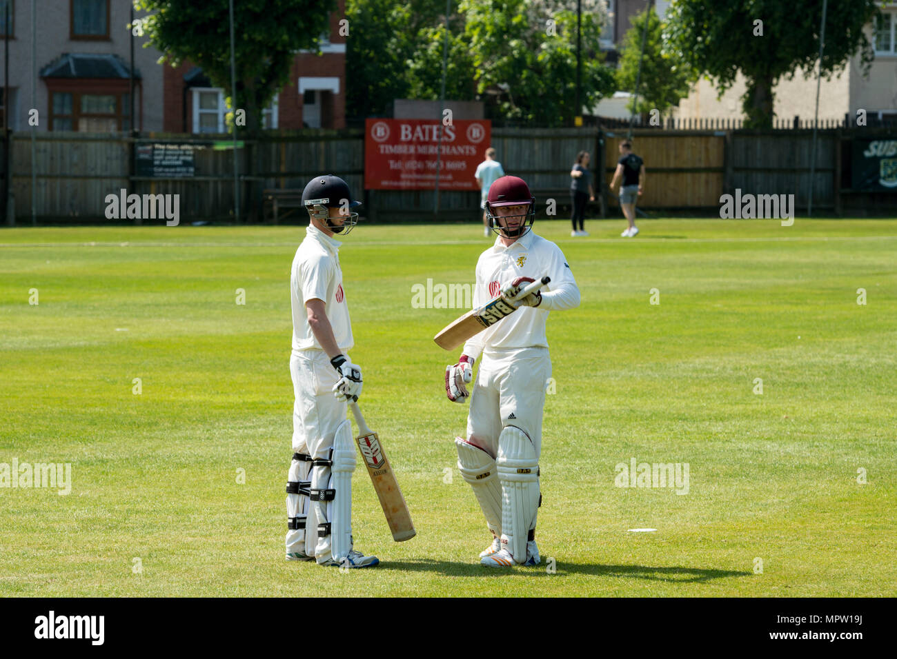 Le sport universitaire - men's cricket, Coventry, Royaume-Uni. Conversation entre batteurs reports. Banque D'Images