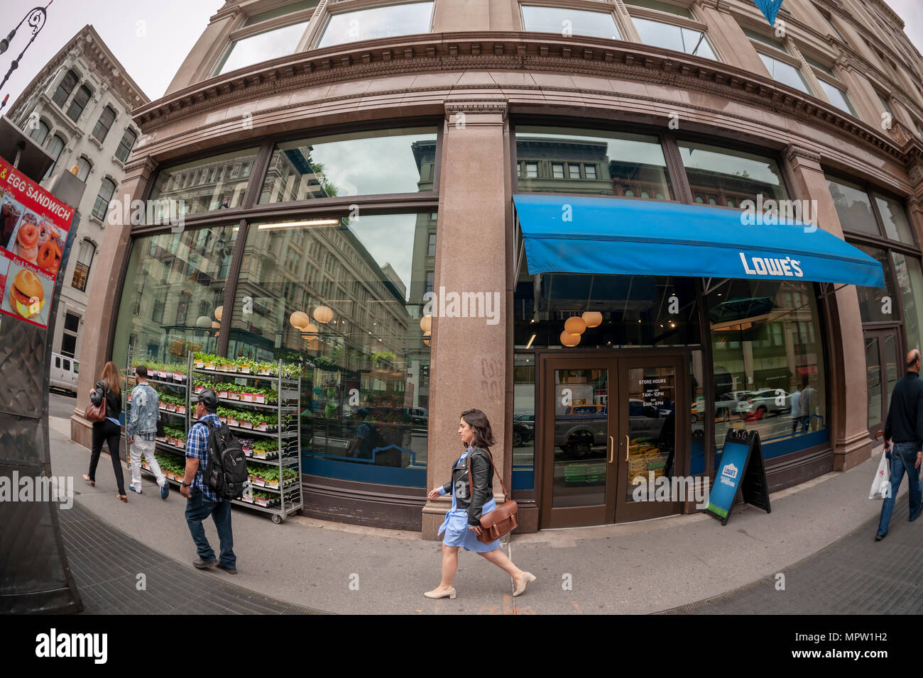 Une urbaine Lowe's home improvement store à New York le mardi, 22 mai, 2018. Lowe's est la deuxième plus grande chaîne après l'amélioration de Home Depot. (Â© Richard B. Levine) Banque D'Images