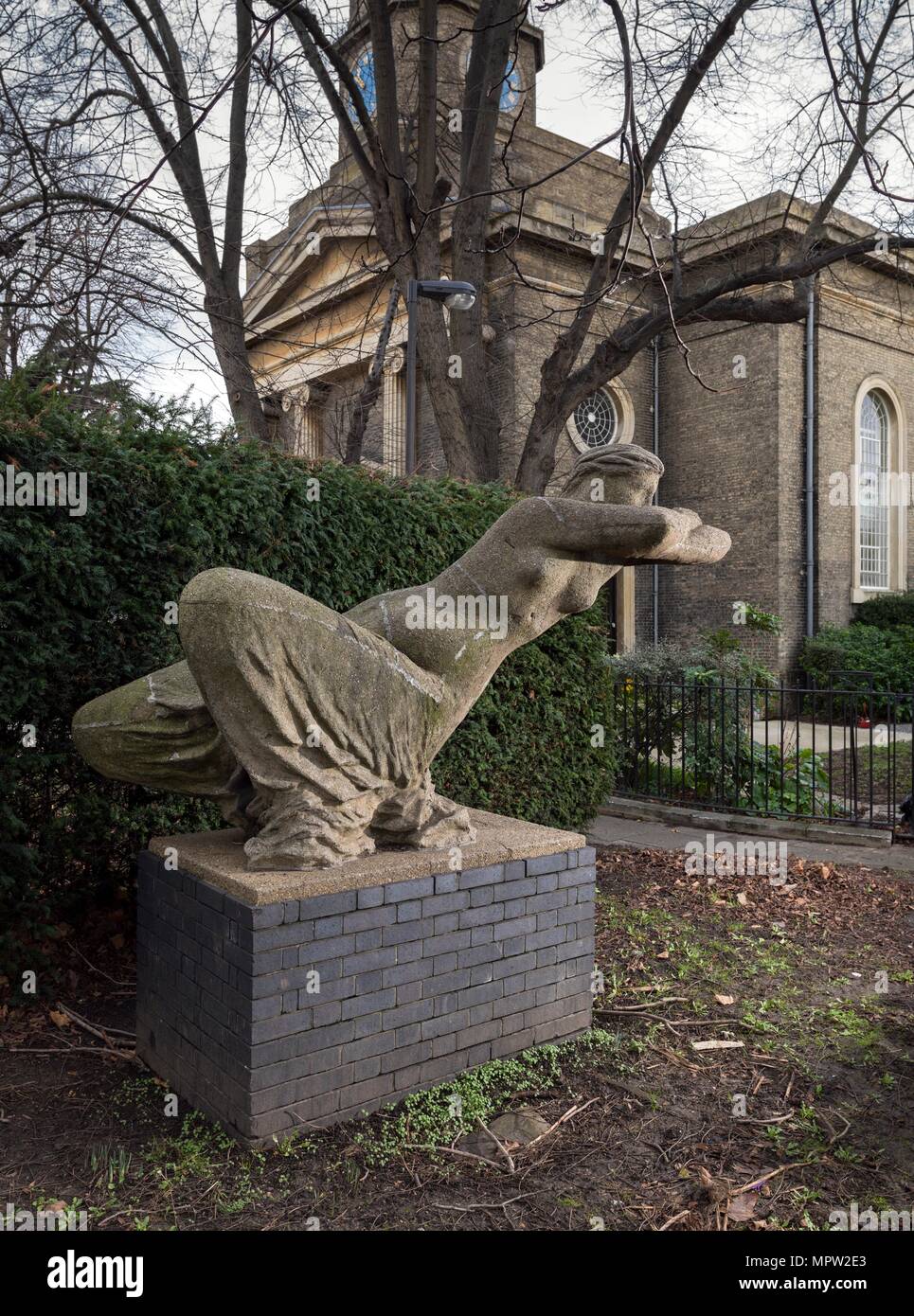 "Femme allongée", sculpture par Karel Vogel, Great West Road, Hammersmith, London, 2016. Artiste : Chris Redgrave. Banque D'Images