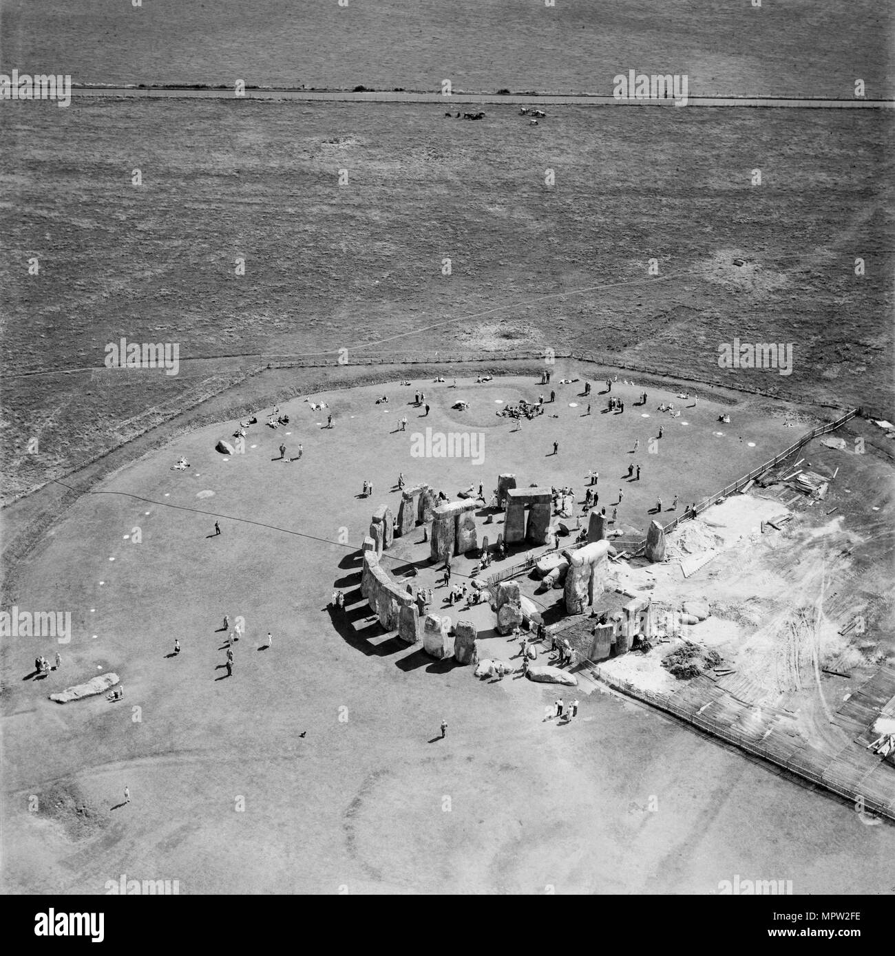 Travaux de restauration à Stonehenge, Wiltshire, juillet 1958. Artiste : Aerofilms. Banque D'Images