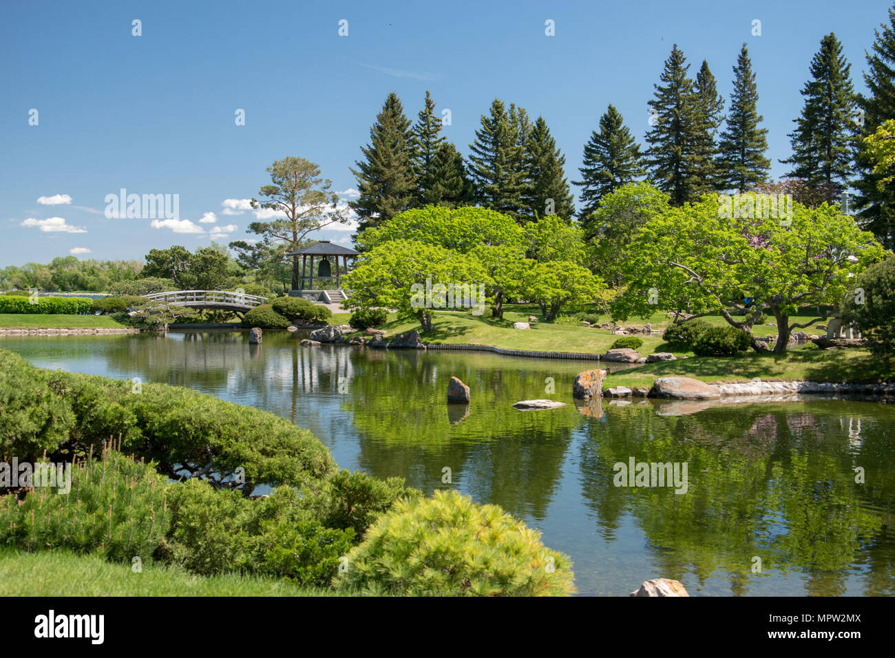 Vue sereine de jardin japonais Nikka Yuko à Lethbridge, Alberta a ouvert ses portes en 1967. Tous les composants ont été construites à Kyoto, au Japon, et assemblé dans le gard Banque D'Images