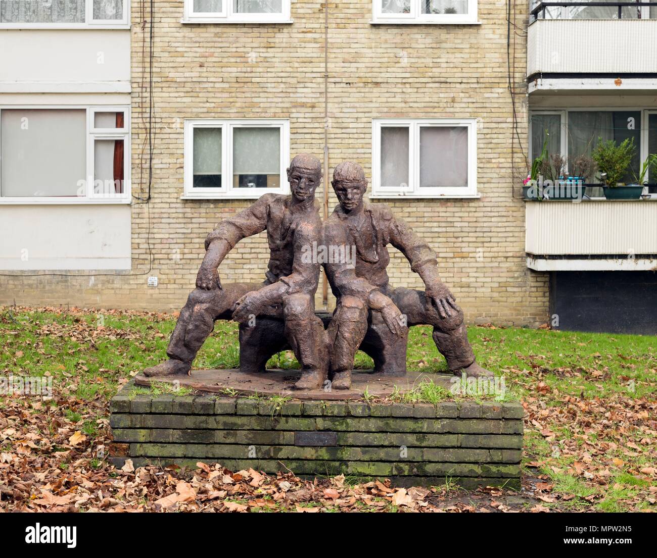 'Les voisins', sculpture par Siegfried Charoux, Quadrant Highbury Estate, Islington, Londres, 2015. Artiste : Chris Redgrave. Banque D'Images