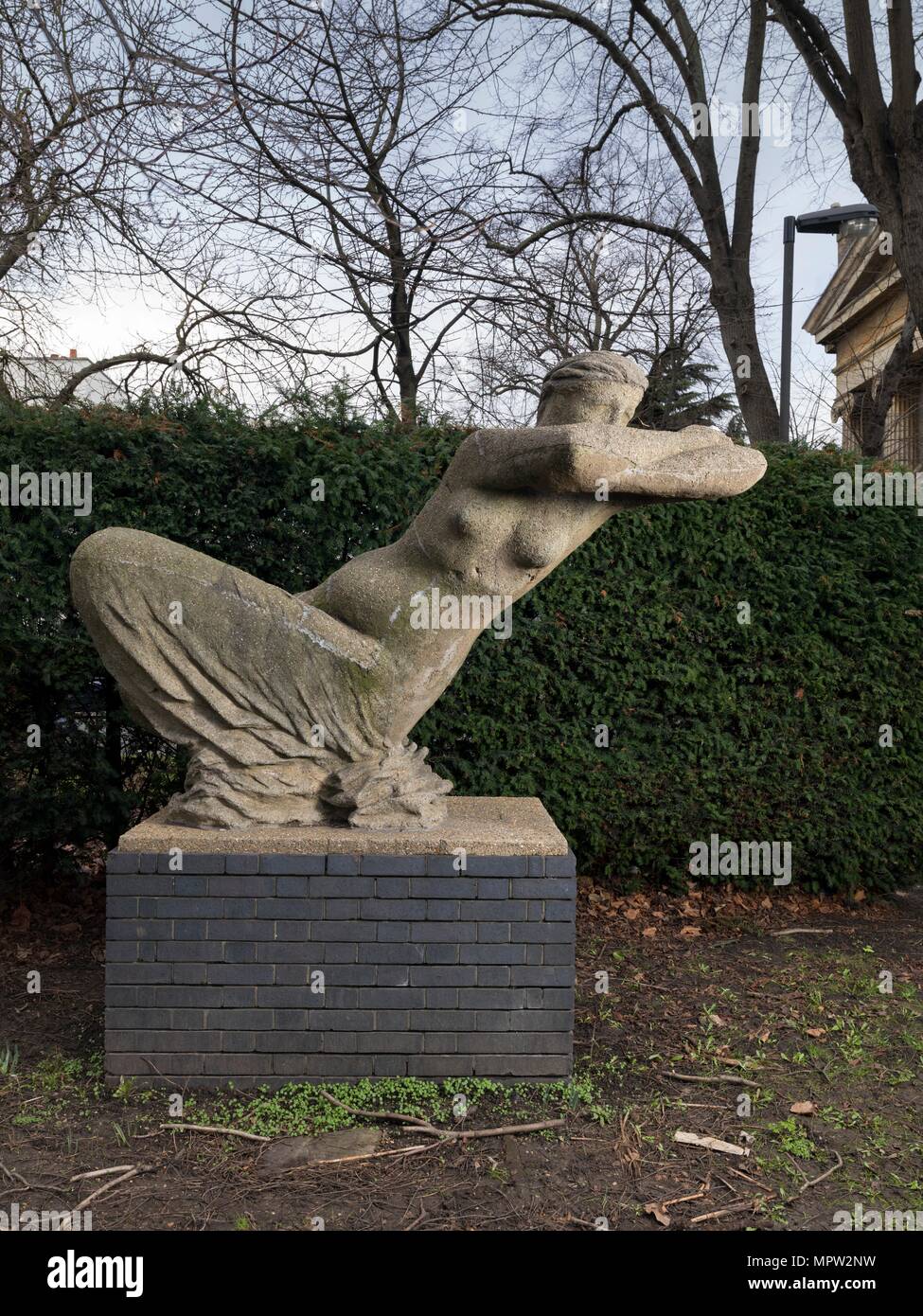 "Femme allongée", sculpture par Karel Vogel, Great West Road, Hammersmith, London, 2016. Artiste : Chris Redgrave. Banque D'Images