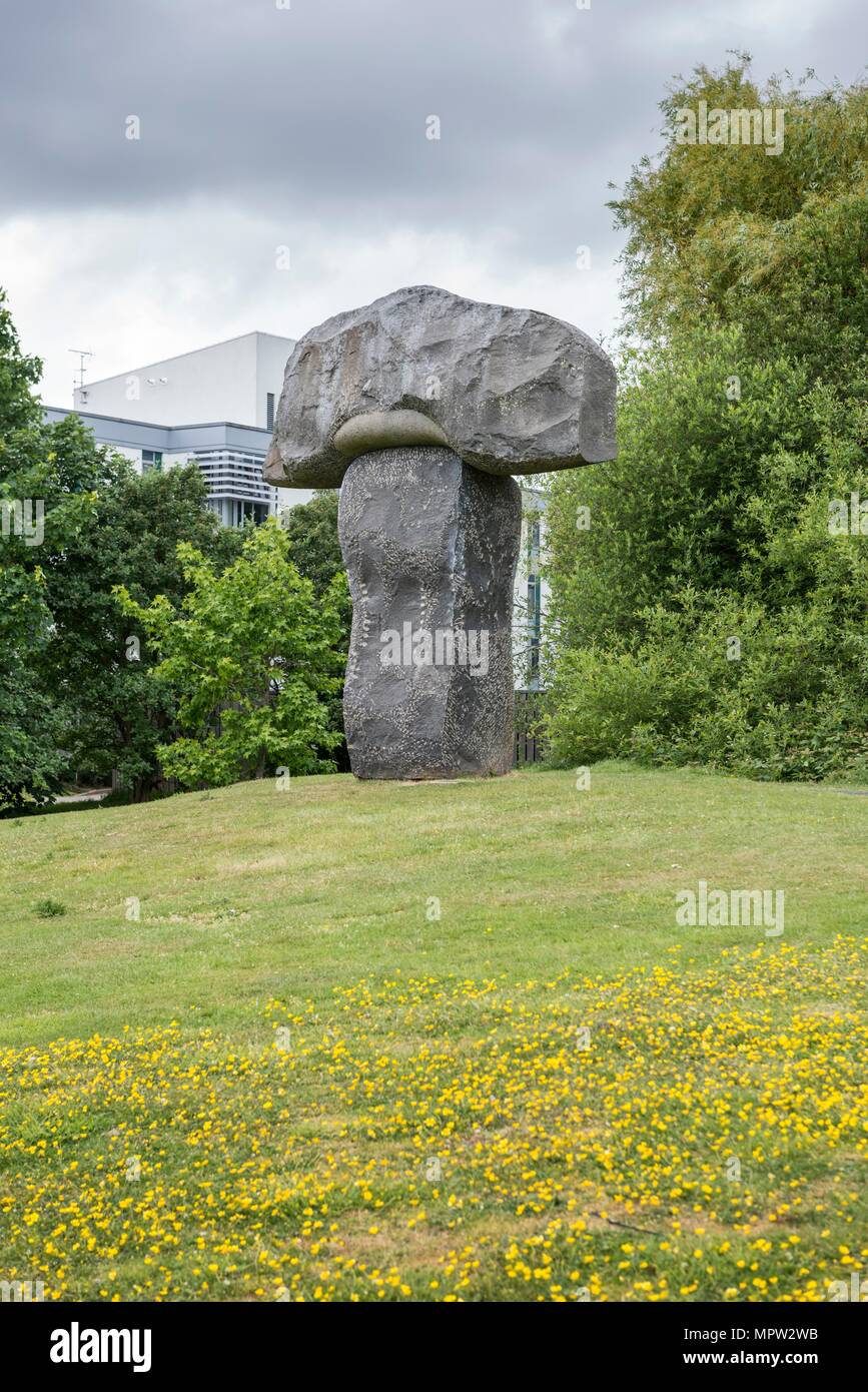 'Hymne', sculpture par Stephen Cox, Université de Kent, Canterbury, Kent, 2015. Artiste : Steven Baker. Banque D'Images